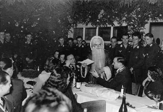 nazi santa faschism christmas film movies christmas with the kranks