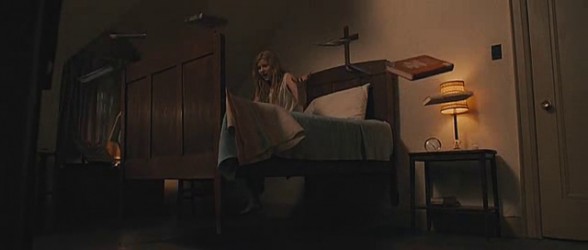 carrie_2013_levitating_books