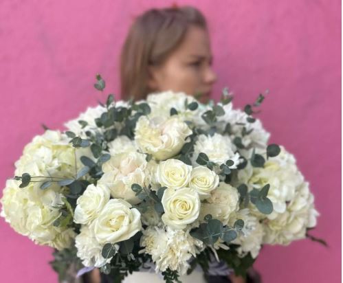 Floral Breakfast: Flower Delivery as Part of a Morning Routine for Inspiration